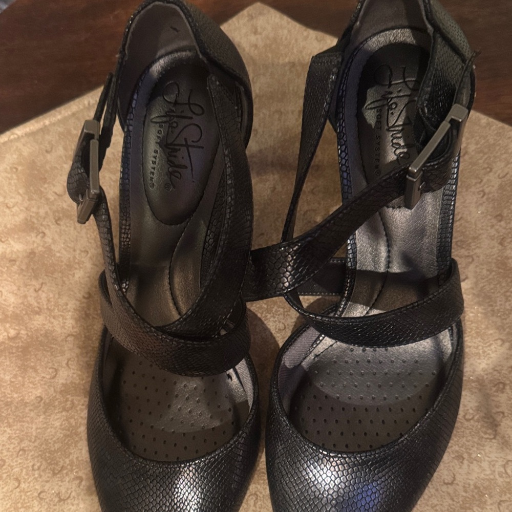 Beautiful Metallic Life Stride Black Crisscross Ankle Strap Heels-New